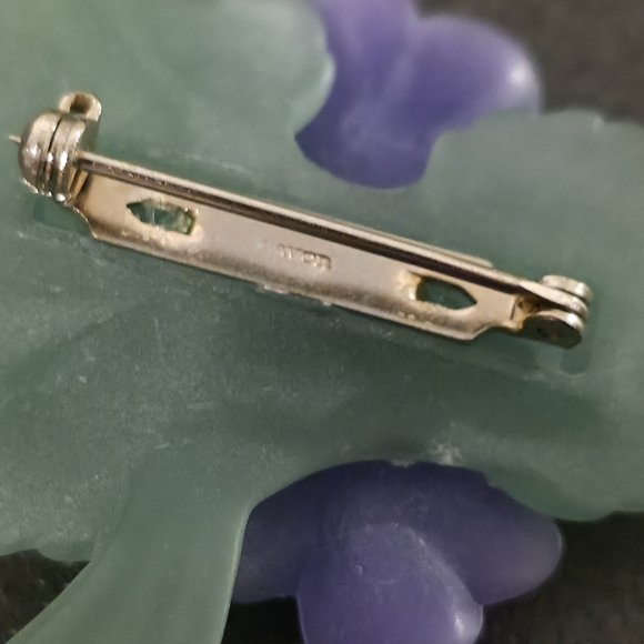 Vintage 1983 Signed AVON "Sweet Violet" Lucite Flower Brooch Pin - Picture 2 of 3